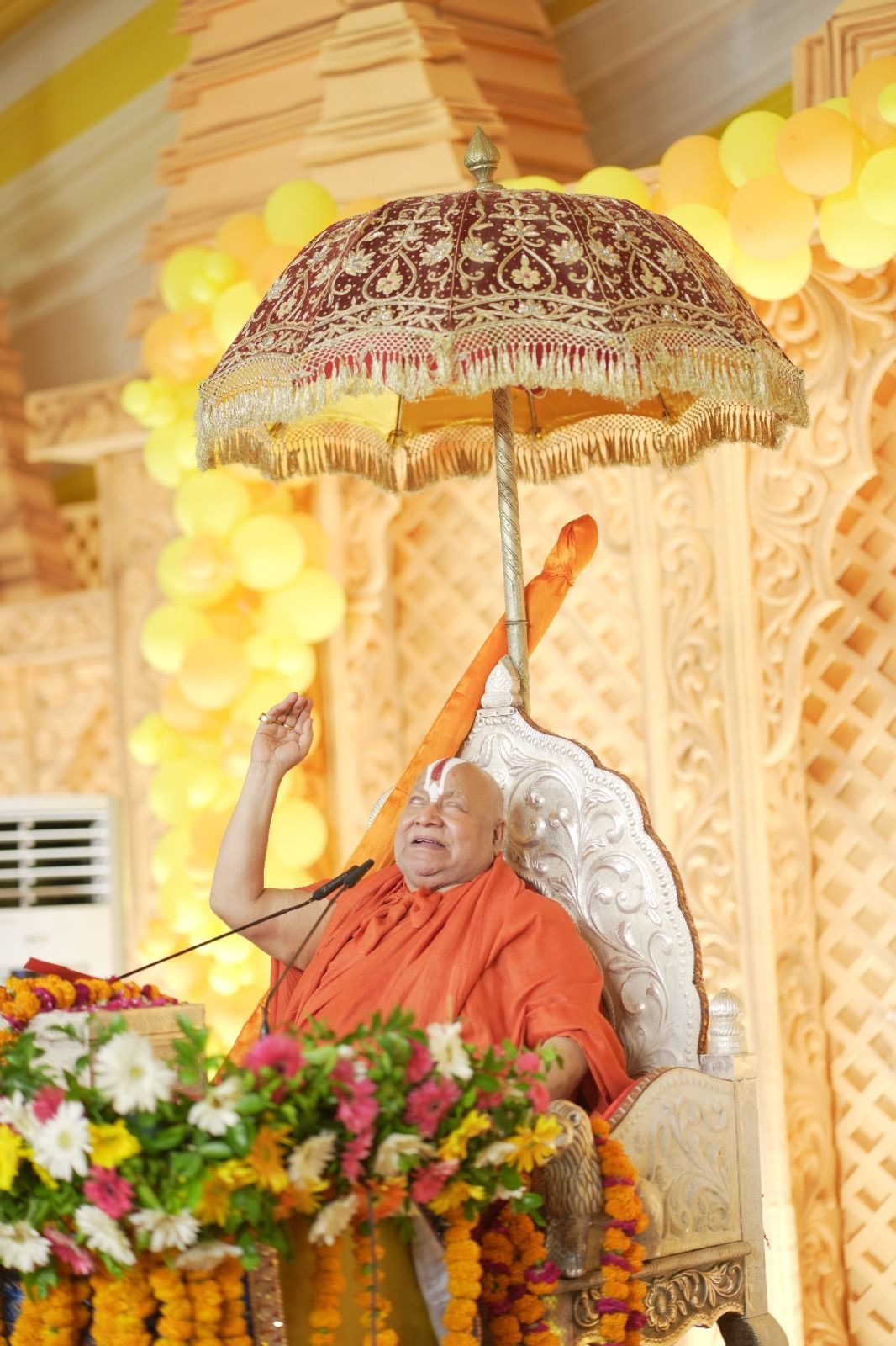 श्रीराम कथा का चतुर्थ दिवस :  पद्मविभूषण तुलसीपीठाधीश्वर जगद्गुरु स्वामी रामभद्राचार्य कथा सुनाते हुए