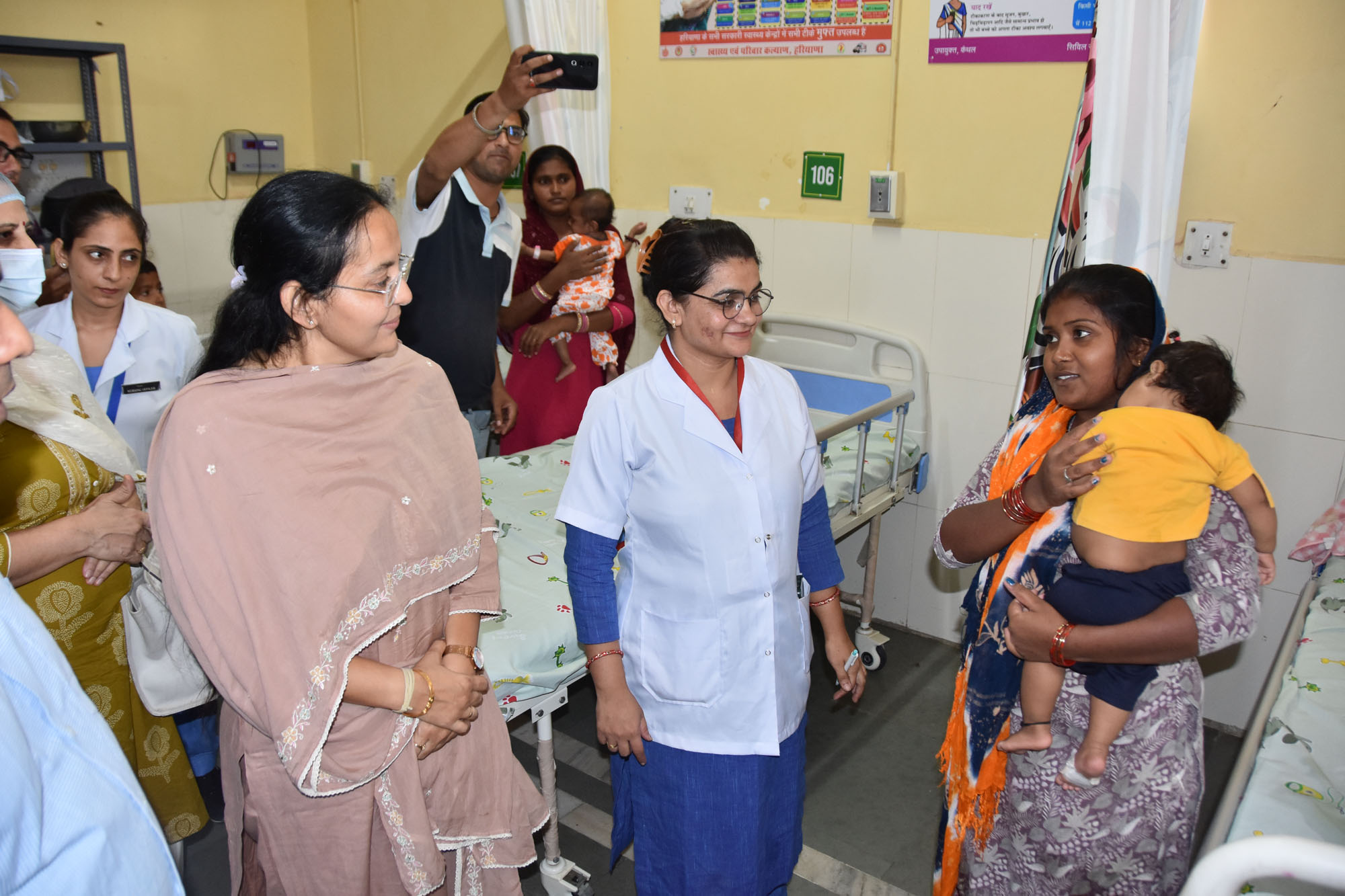 बाल उपवन आश्रम का निरीक्षण करतीं  हरियाणा राज्य बाल अधिकार संरक्षण आयोग की अध्यक्षा तृप्ति श्योराण