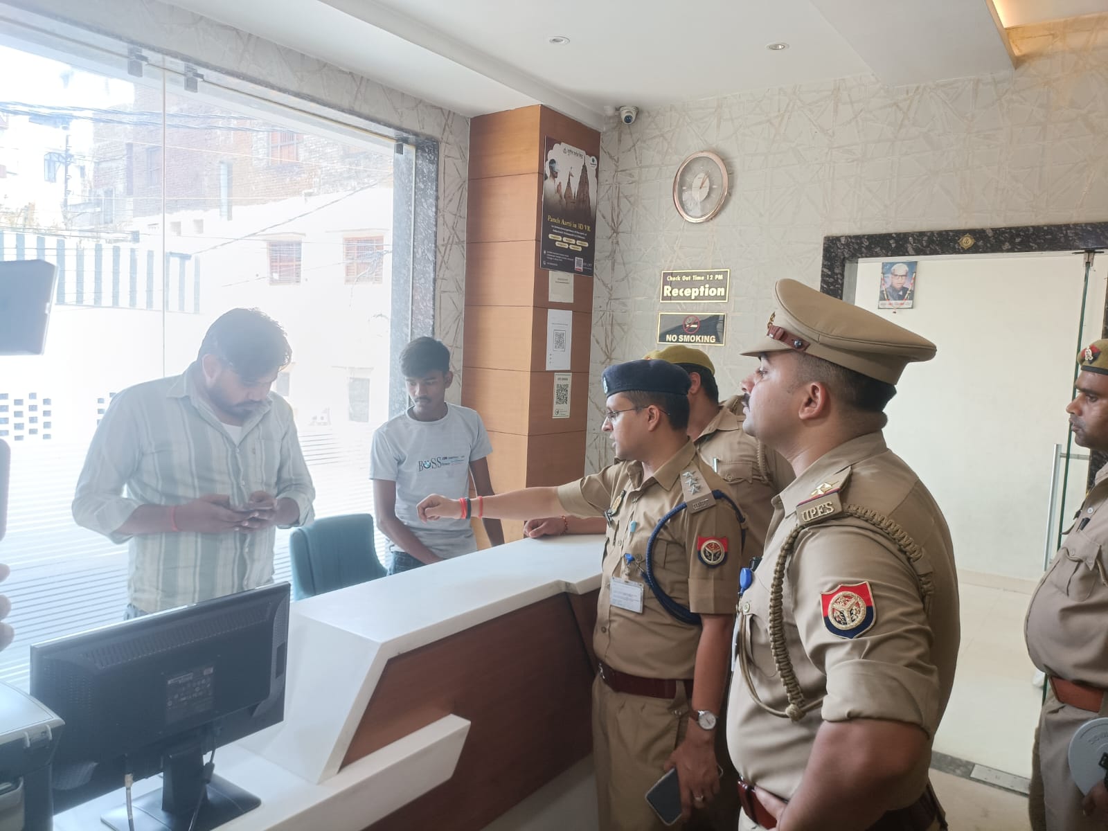 होटल में अग्निशमन सुरक्षा व्यवस्था को परखते मुख्य अग्निशमन अधिकारी