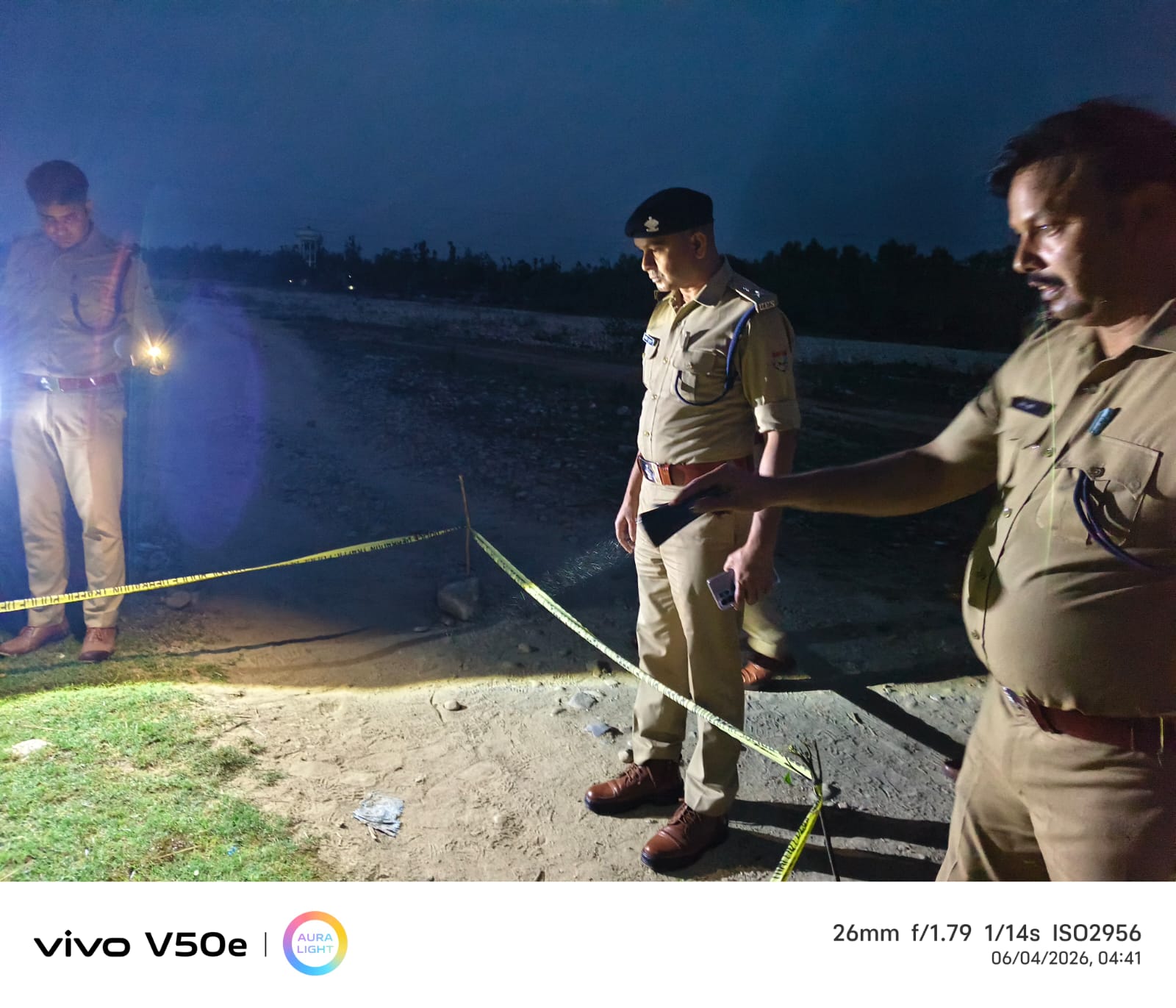 मुठभेड़  स्थल पर पुलिस अधिकारी।