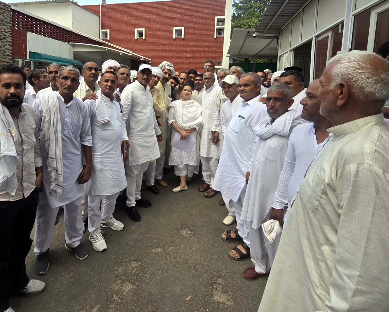 सिंचाई मंत्री श्रुति चौधरी से मिलकर बालसमंद क्षेत्र की मांगे रखते क्षेत्र के ग्रामीण व किसान।