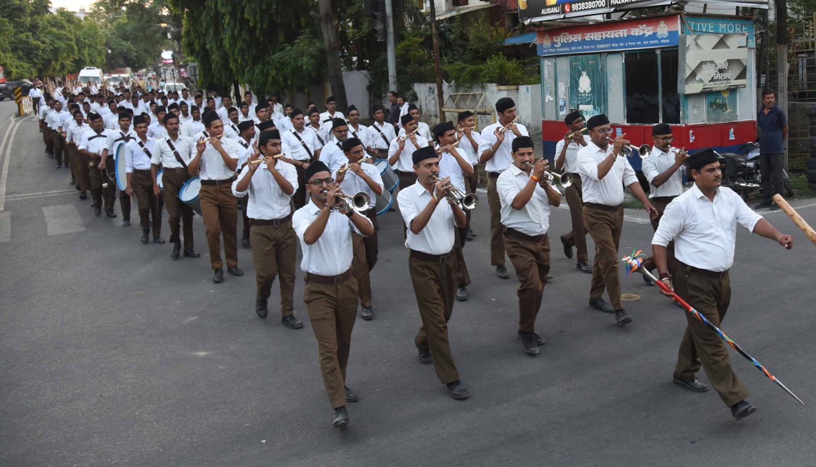 पथ संचलन में शामिल बांसुरी दल