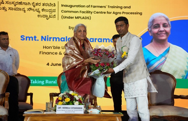 यादगीर जिले में महिलाओं के नेतृत्व में संचालित मूंगफली प्रसंस्करण इकाई का उद्घाटन करते सीतारमण