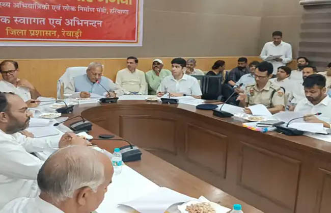 रेवाड़ी में बैठक की अध्यक्षता करते हुए मंत्री रणबीर गंगवा।
