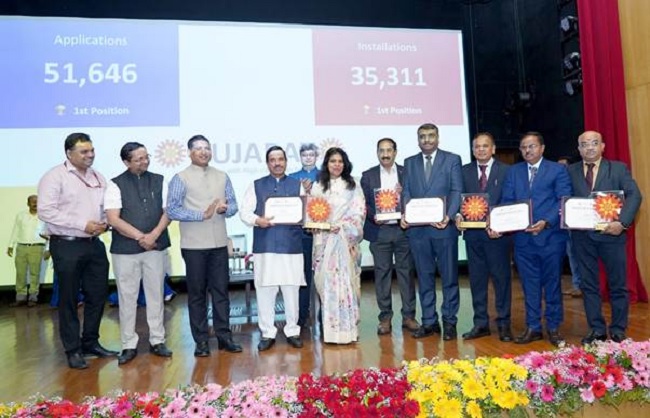 पीएम सूर्य घर मुफ्त बिजली योजना कार्यक्रम में नवीकरणीय ऊर्जा मंत्री प्रल्हाद जोशी