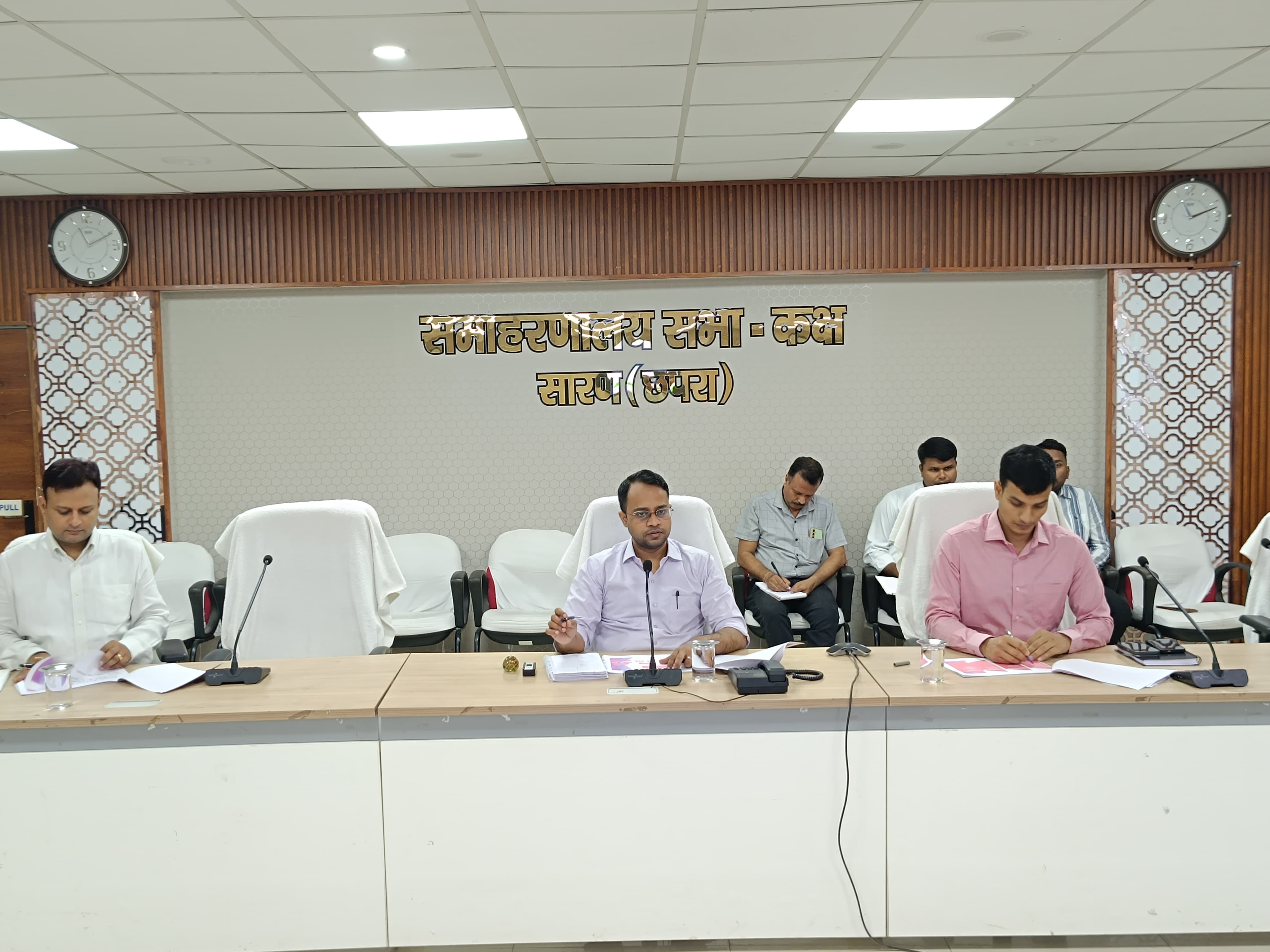 जिलाधिकारी ने विद्युत विभाग के कनीय अभियंताओं से मांगा स्पष्टीकरण