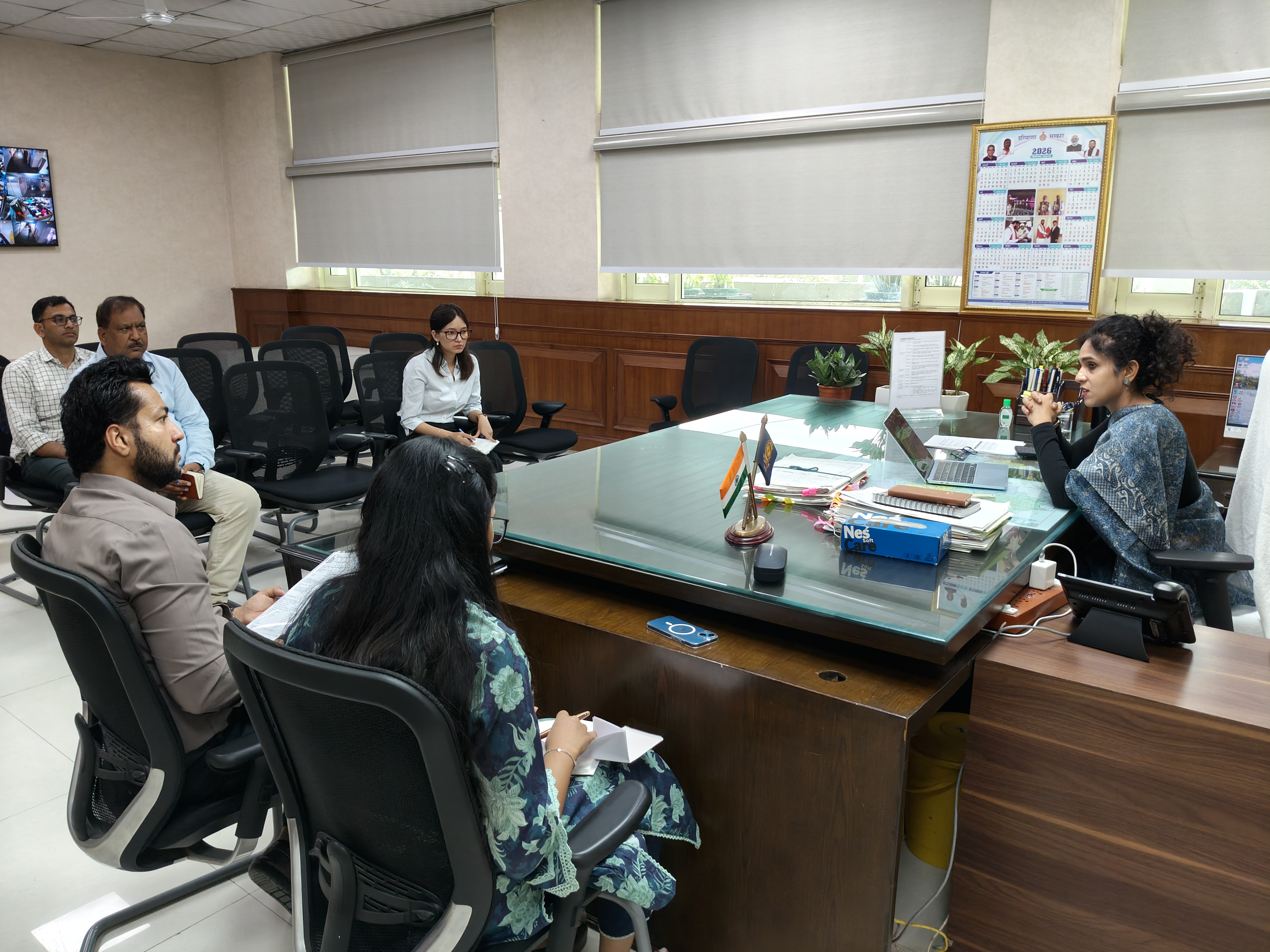 लघु सचिवालय में पेयजल आपूर्ति  काे लेकर जनस्वास्थ्य विभाग के अधिकारियाें की बैठक लेते डीसी अपराजिता