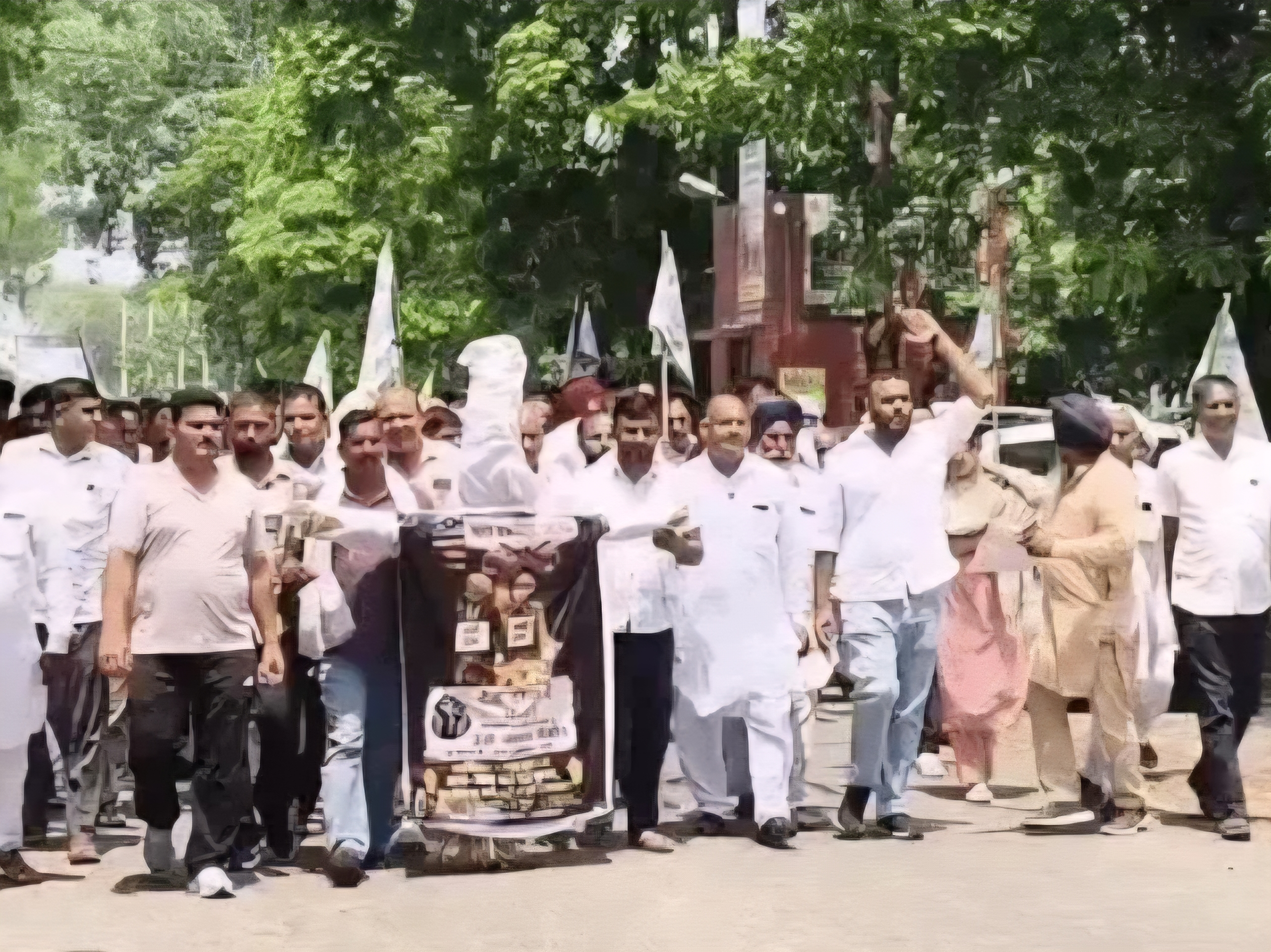 प्रदर्शन करते हुए किसान