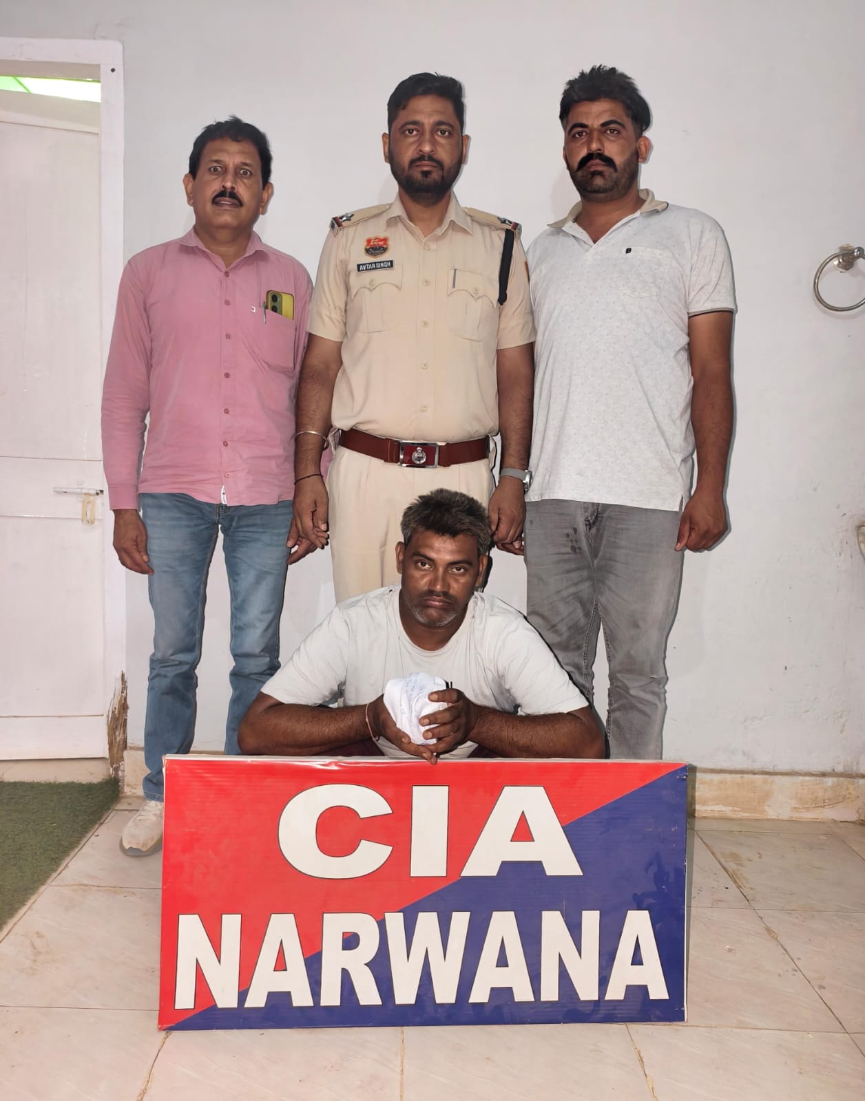 पुलिस गिरफ्त में नशा तस्कर।