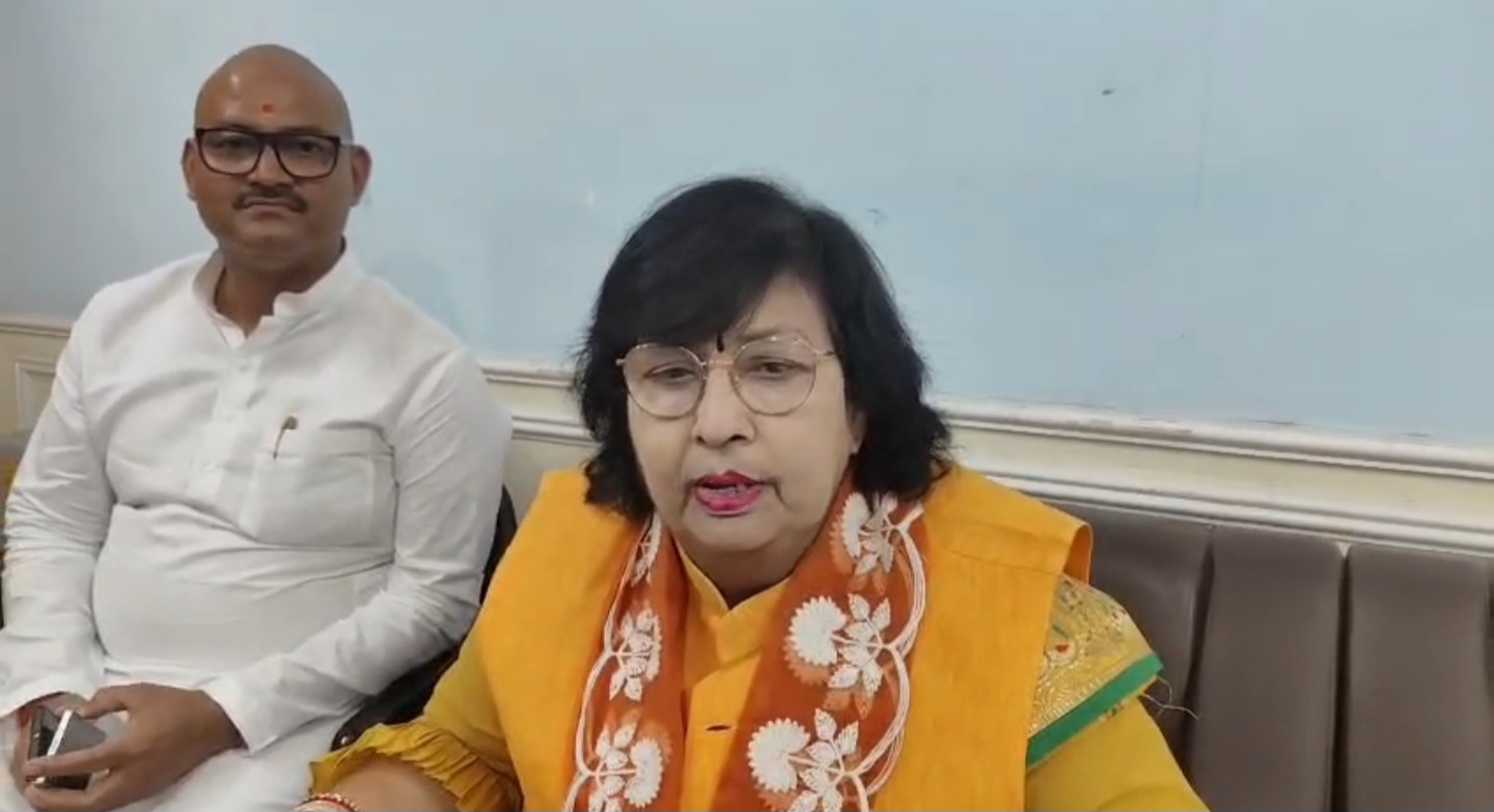 मीडिया से वार्ता करते हुए प्रभारी मंत्री
