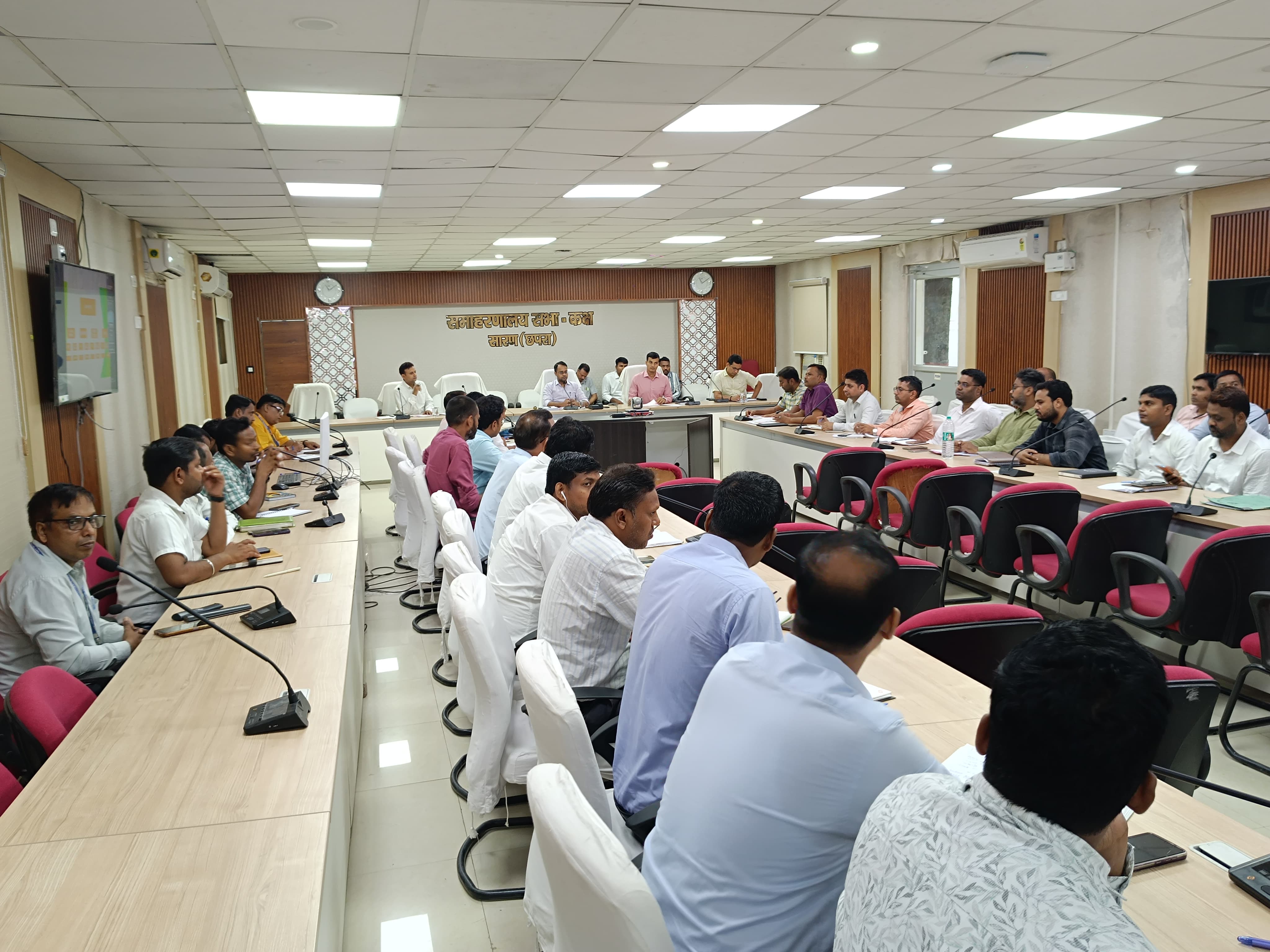 जिलाधिकारी ने विद्युत विभाग के कनीय अभियंताओं से मांगा स्पष्टीकरण