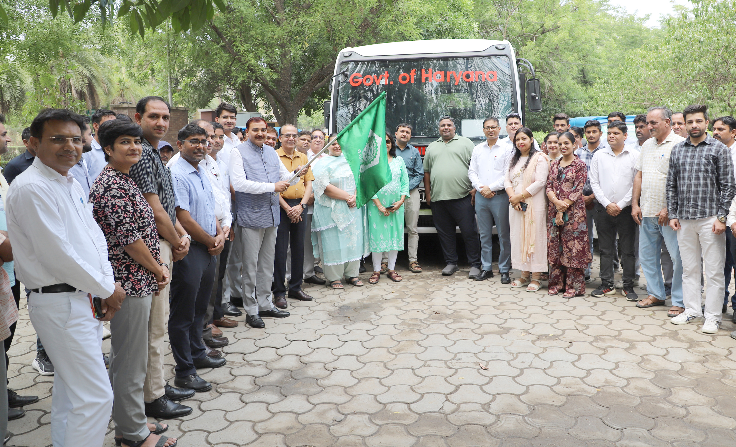 नई बस और ई-रिक्शा सेवाओं का हरी झंडी दिखाकर उद्घाटन करते कुलपति प्रो. नरसी राम बिश्नोई।
