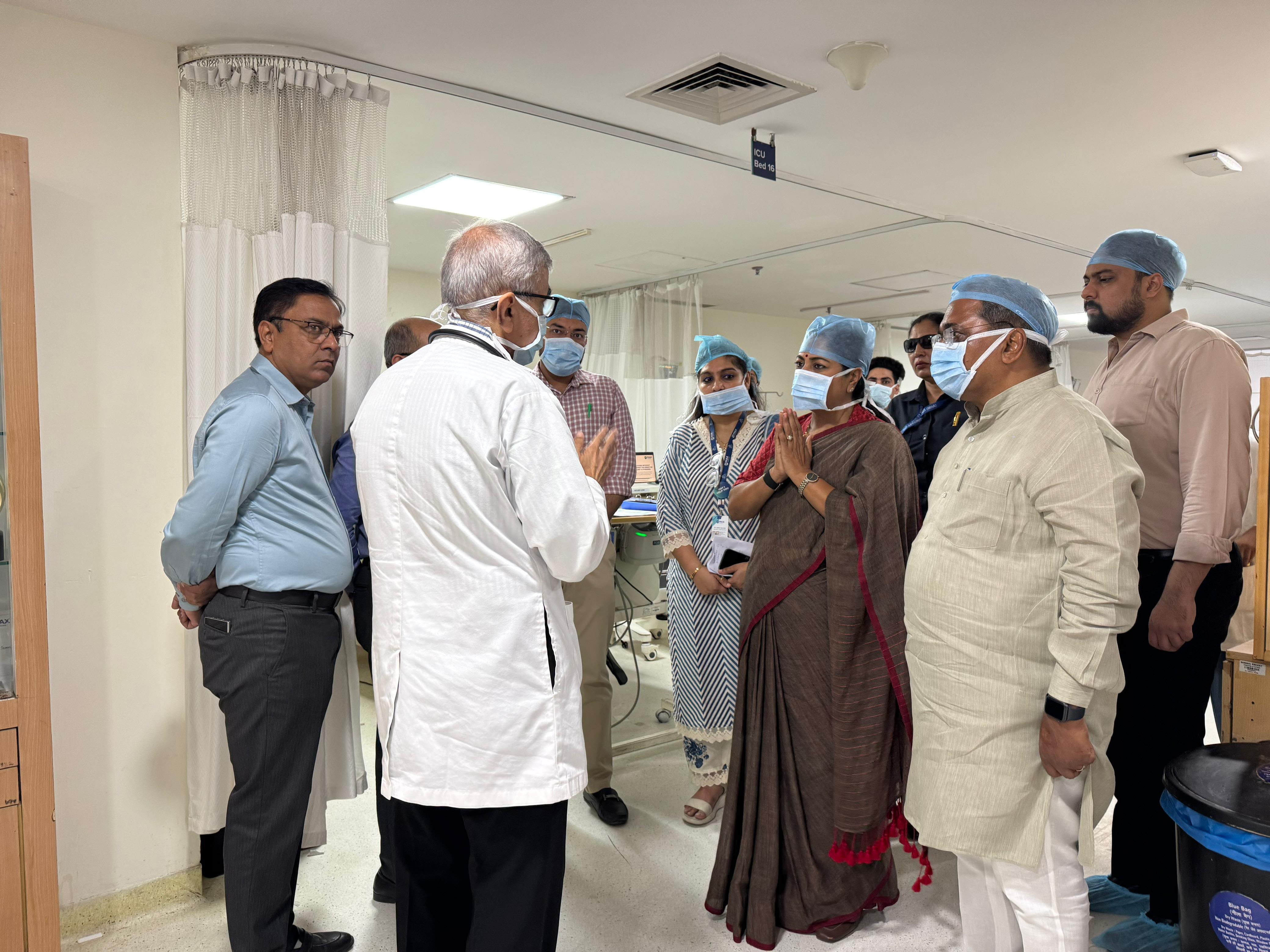 दिल्ली की मुख्यमंत्री रेखा गुप्ता गुरुवार को मैक्स अस्पताल में डाक्टरों से बात करते हुए