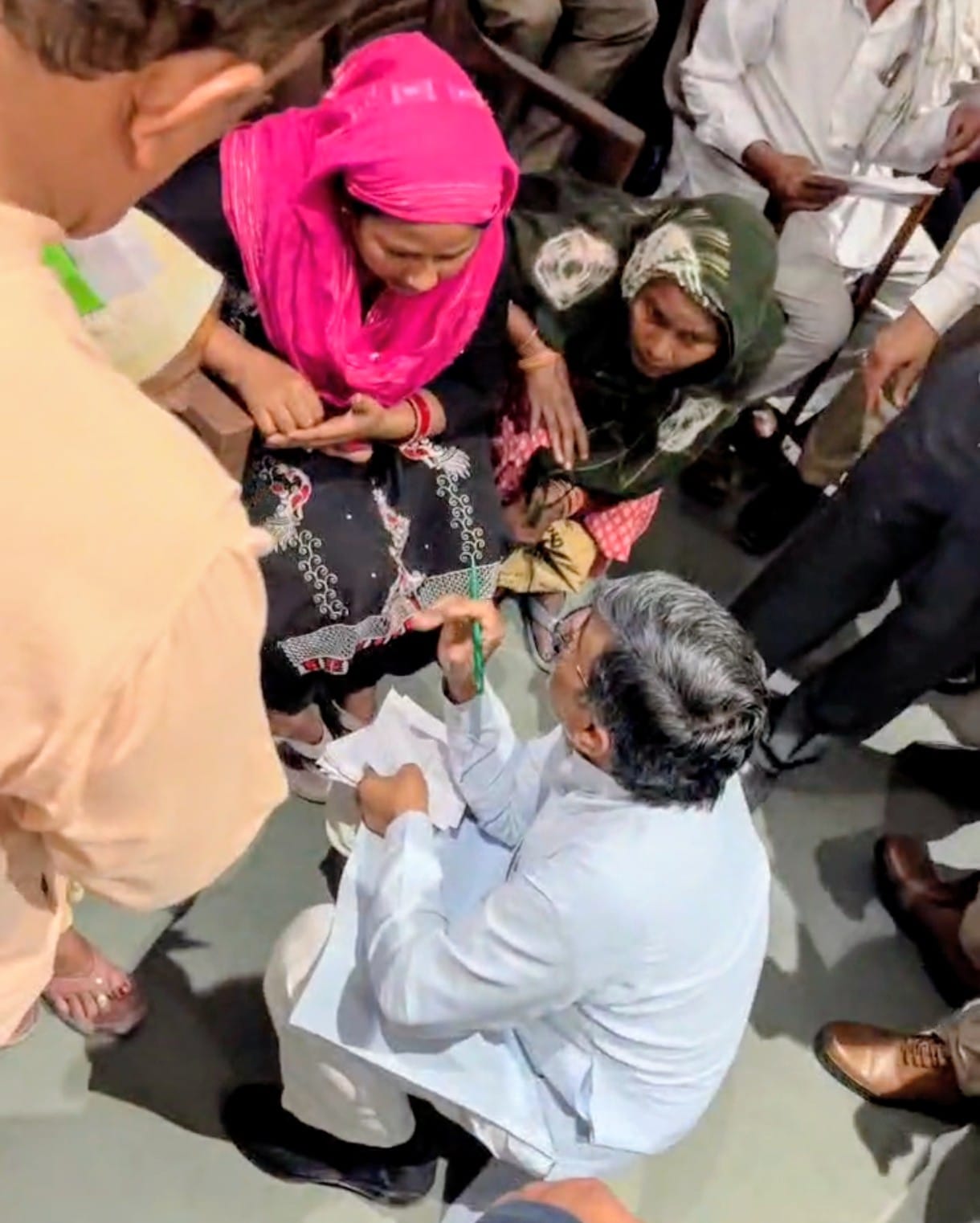 पानीपत के भारतीय जनता पार्टी कार्यालय में जमीन पर बैठकर लोगों की समस्याएं सुनते शिक्षा मंत्री महिपाल डंडा