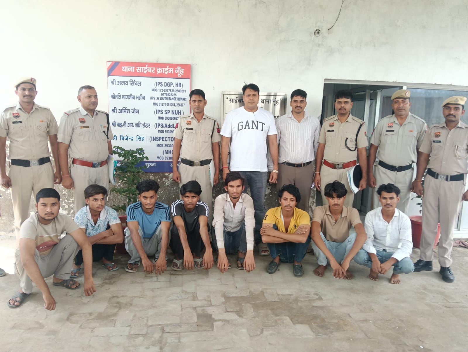 पुलिस ने आरोपियों के कब्जे से 14 मोबाइल फोन, 20 फर्जी सिम कार्ड तथा अन्य आपत्तिजनक सामग्री बरामद की है।