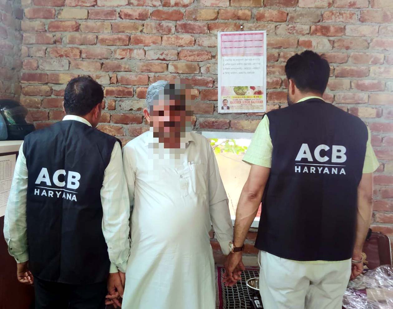 पकड़ा गया आरोपी पटवारी महेन्द्र।