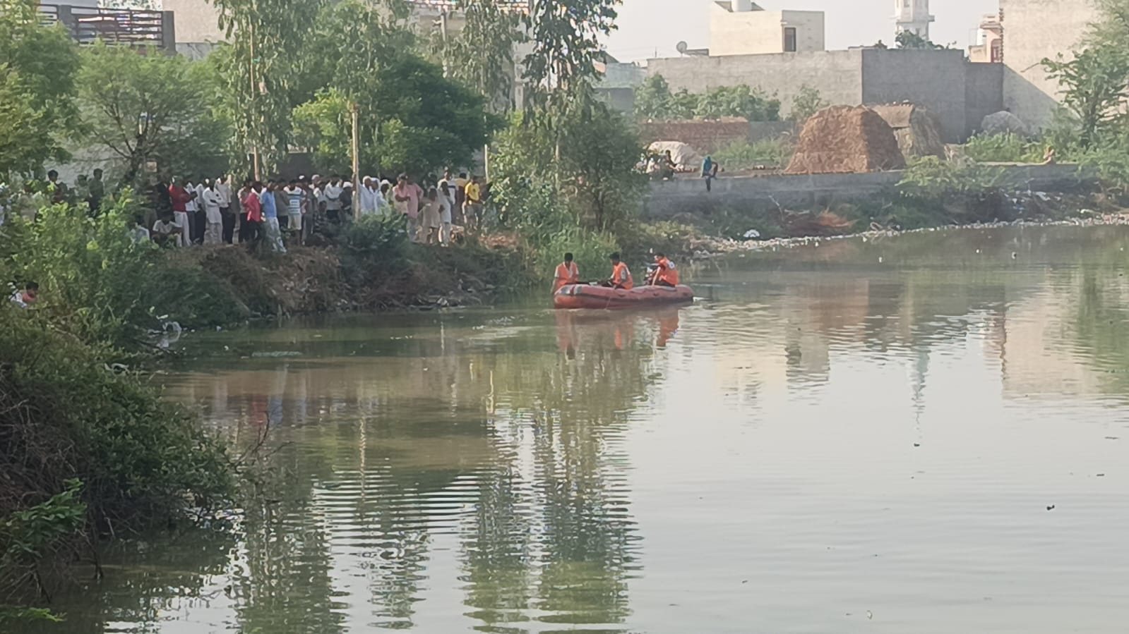 पौली गांव में सर्च अभियान चलाते हुए टीम।