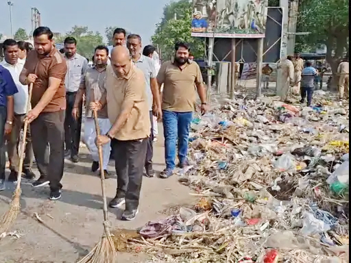 सडक़ पर झाड़ू लगाते हुए पूर्व कैबिनेट मंत्री एवं बल्लभगढ़ विधायक मूलचंद शर्मा।