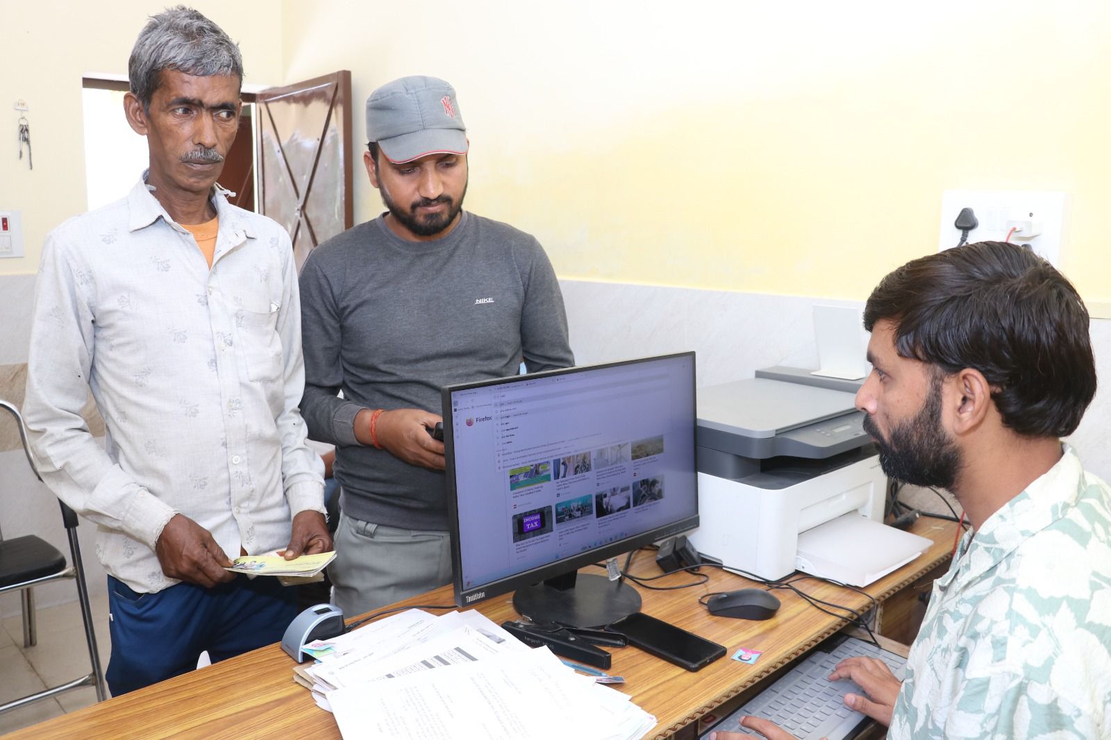 पंचायती राज विभाग में कार्य करते कर्मचारी व अन्य
