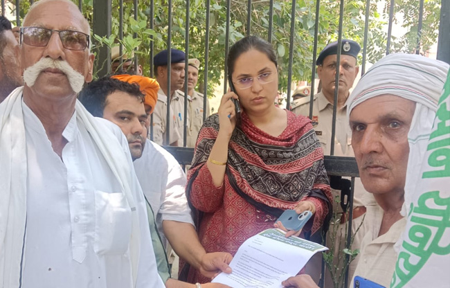 सोनीपत: भारतीय किसान यूनियन के नेता ज्ञापन    देते हुए