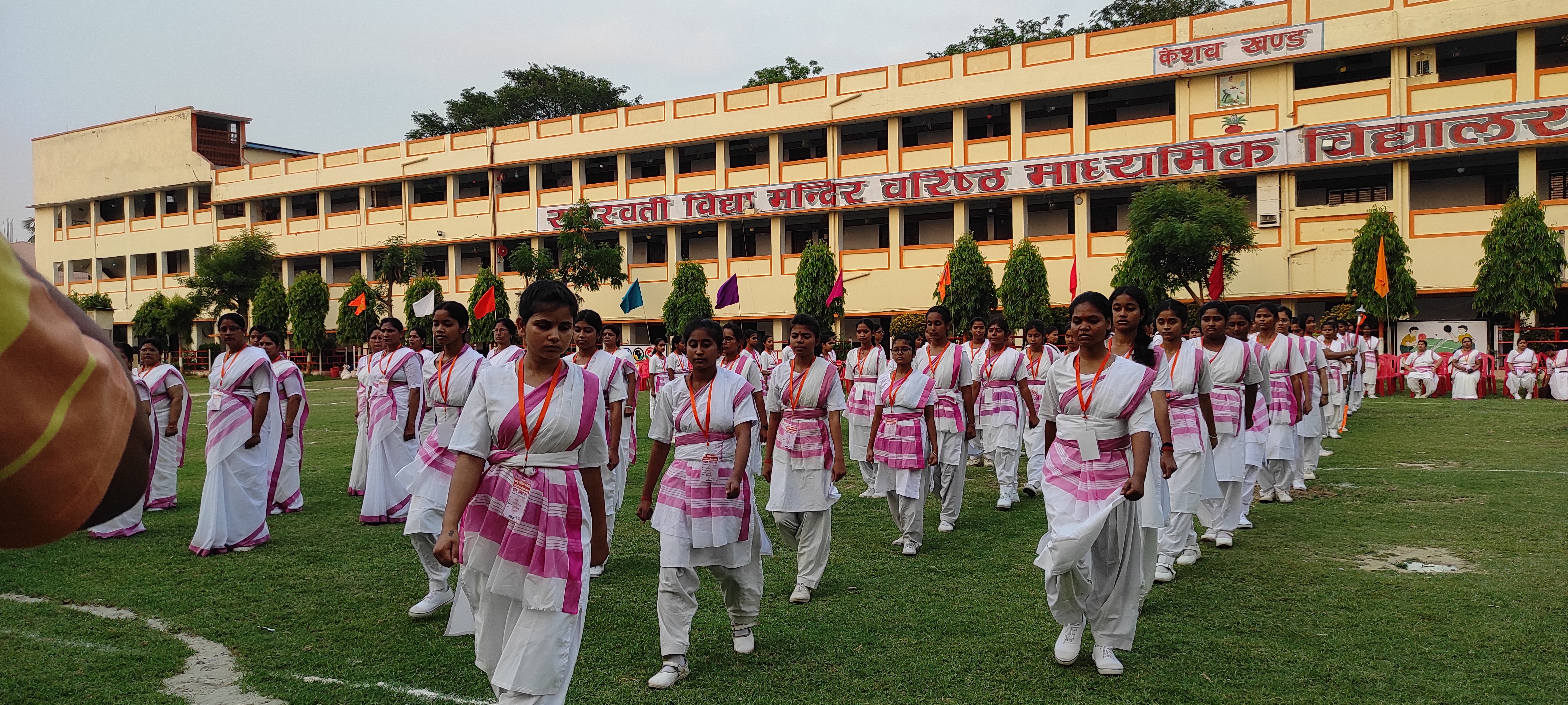 शारीरिक प्रदर्शन करती स्वयं सेविकाएँ