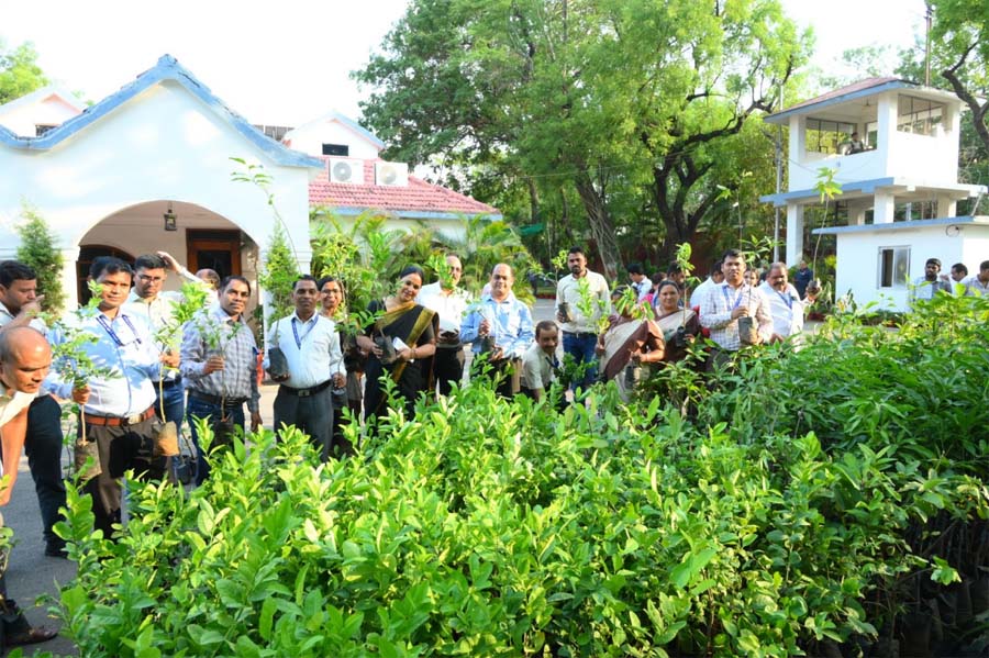राज्यपाल रमेन डेका वृक्षारोपण काे प्राेत्साहित करते हुए