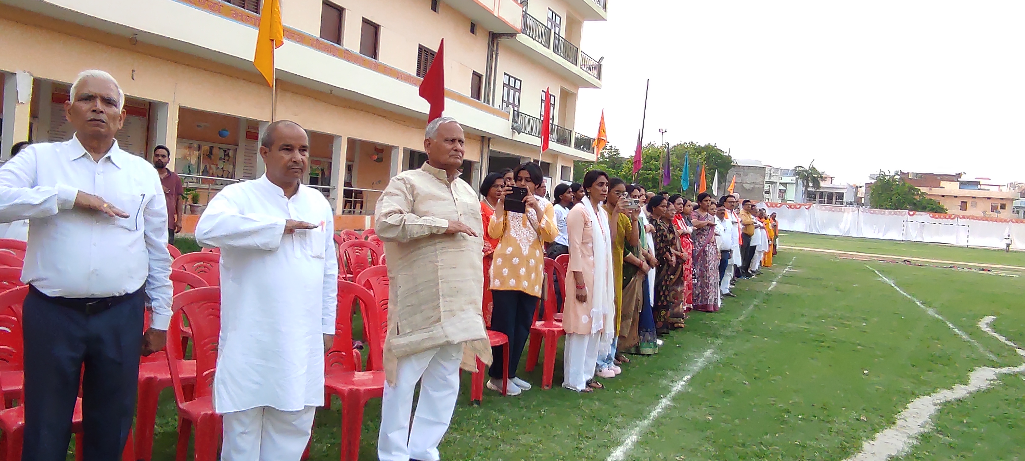 दर्शक दीर्घा मे उपस्थित लोग