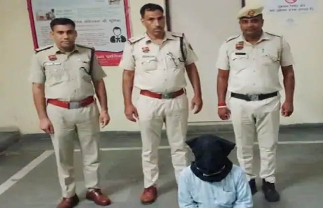 पुलिस की गिरफ्त में  आरोपी।