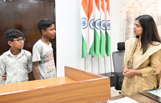 सोनीपत: उपायुक्त नेहा सिंह पीएम केयर्स   फॉर चिल्ड्रन योजना से लाभान्वित बच्चों मुलाकाते करते हुए