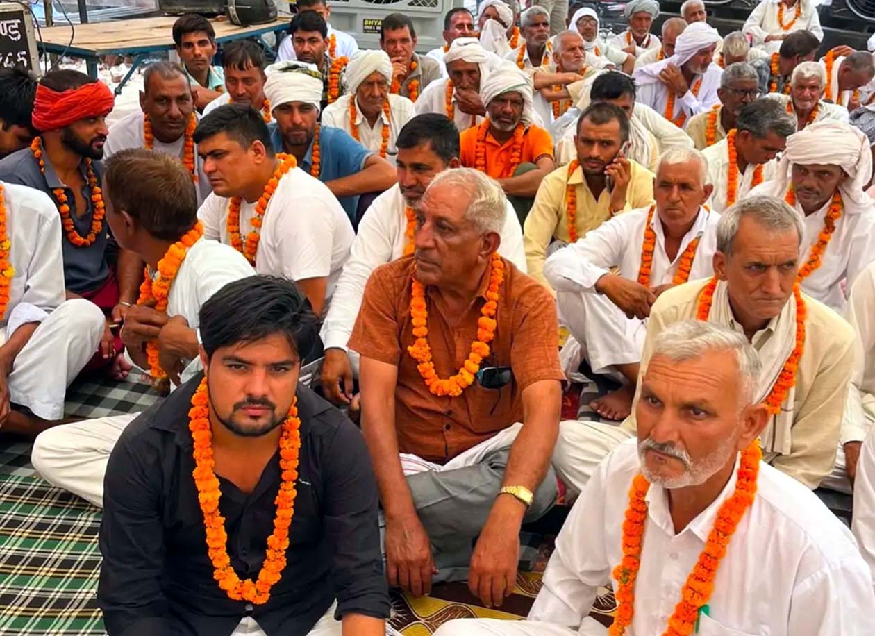 चानौत गांव में अनशन पर बैठे ग्रामीण।