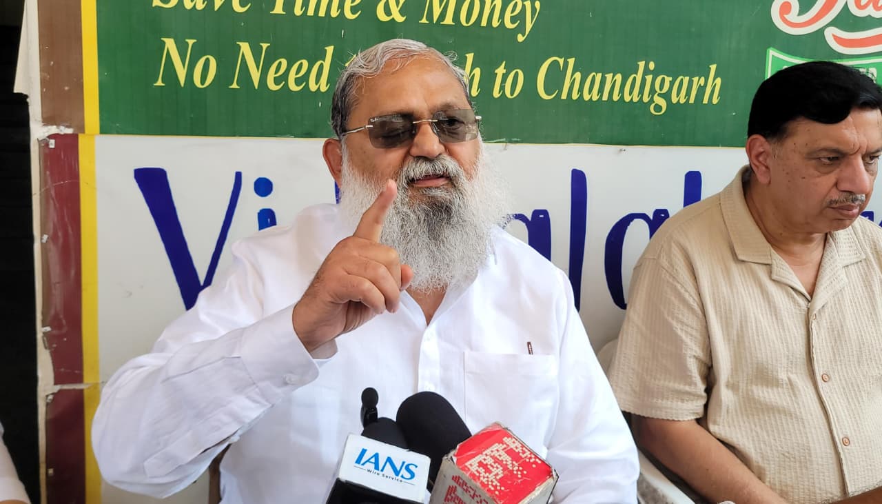 हरियाणा के ऊर्जा मंत्री अनिल विज पत्रकाराें से बातचीत करते हुए