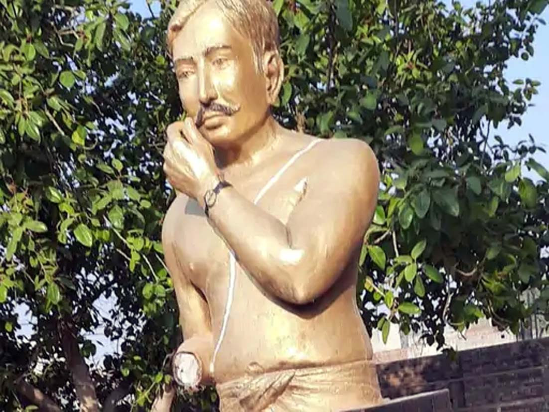 क्षतिग्रस्त की गई प्रतिमा।