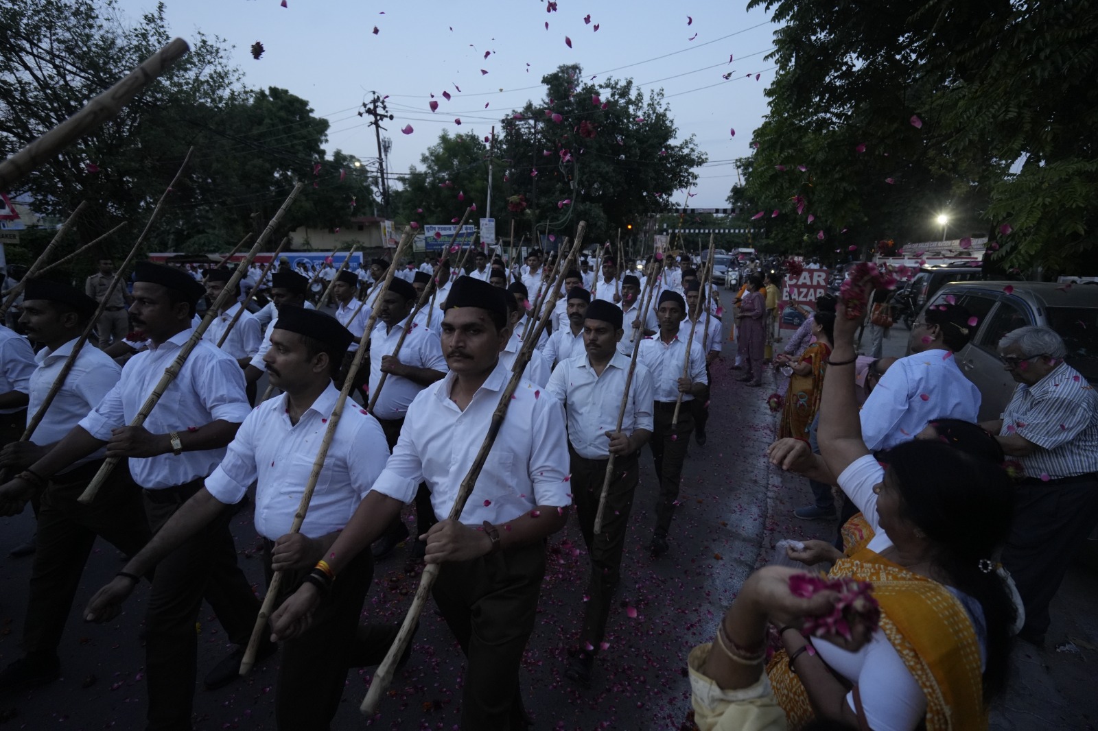 पथ संचलन पर पुष्पवर्षा करते नागरिक