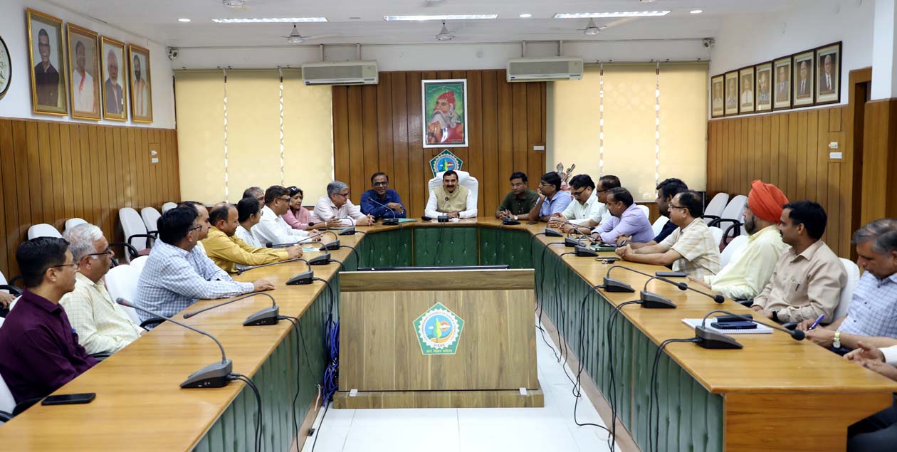 बैठक को सम्बोधित करते कुलपति प्रो. नरसी राम बिश्नोई।