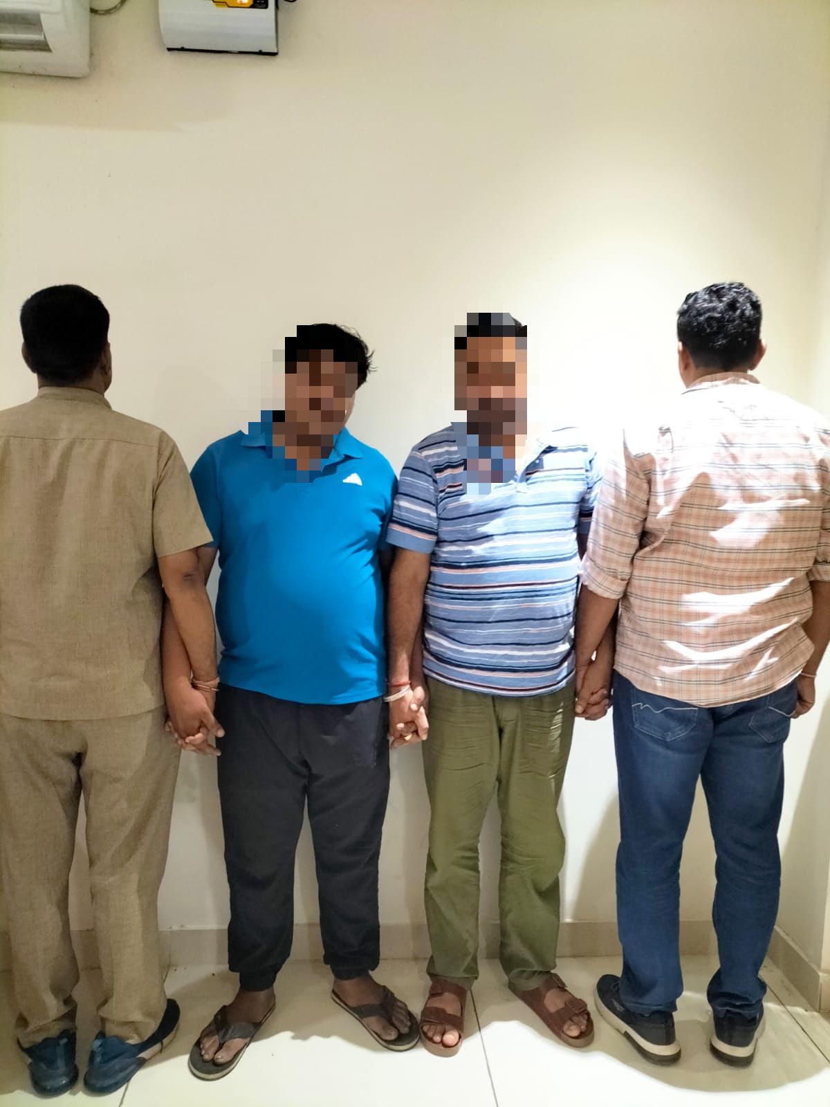 पकड़ा गया आरोपी पटवारी विशाल व उसका सहयोगी पवन।