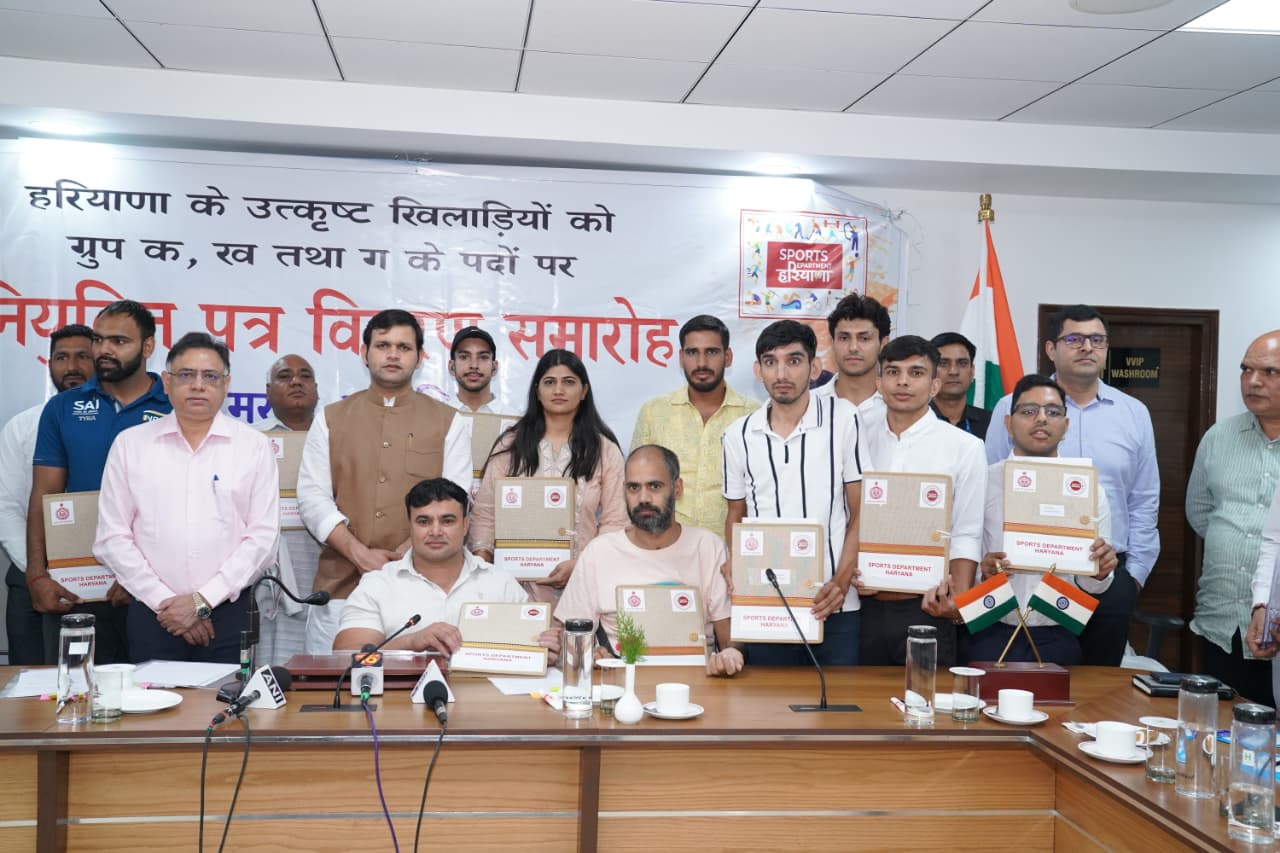 हरियाणा के खेल मंत्री गौरव गौतम नौकरी पाने वाले खिलाड़ियों के साथ