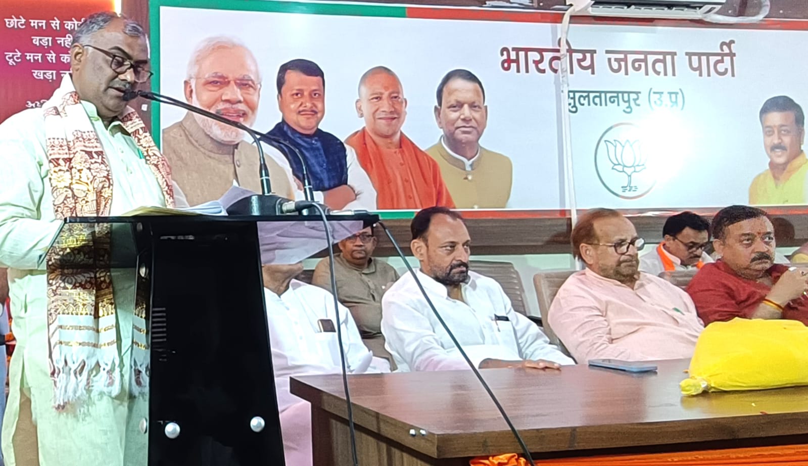 भाजपा कार्यकर्ताओ को संबोधित करते हुए प्रभारी मंत्री गिरीश यादव