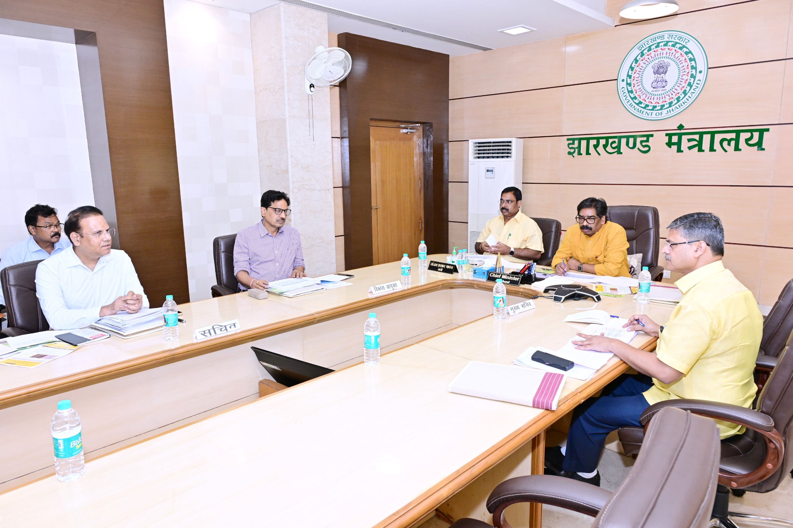 मुख्यमंत्री सहित अन्य बैठक करते