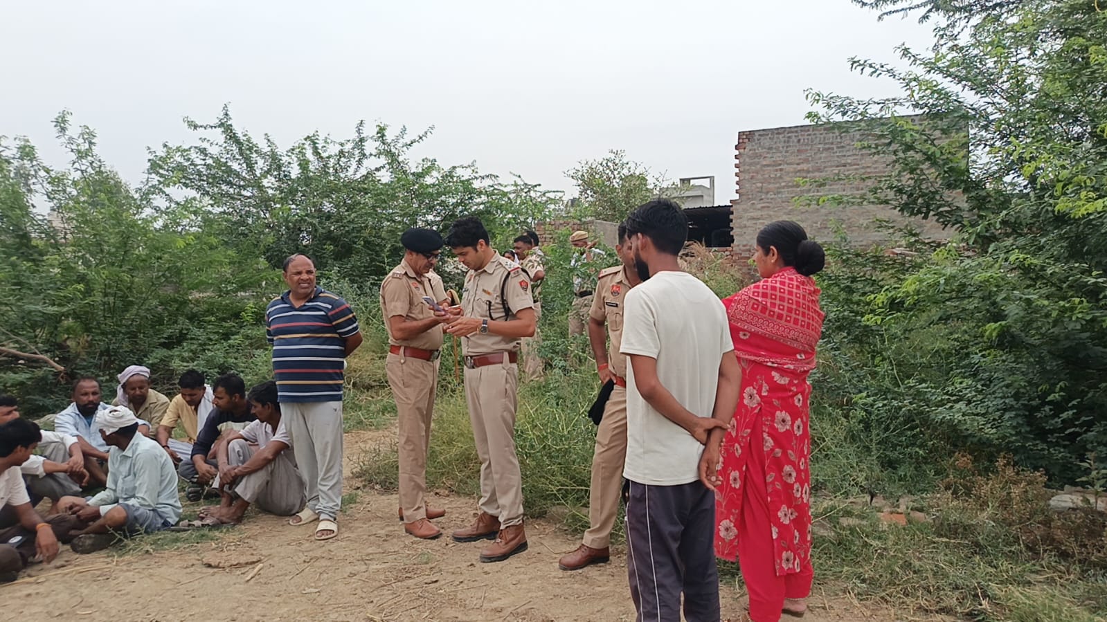 पौली गांव में जांच करते हुए पुलिस।