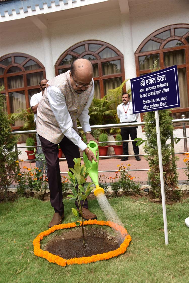 राज्यपाल रमेन डेका पाैधराेपण करते हुए