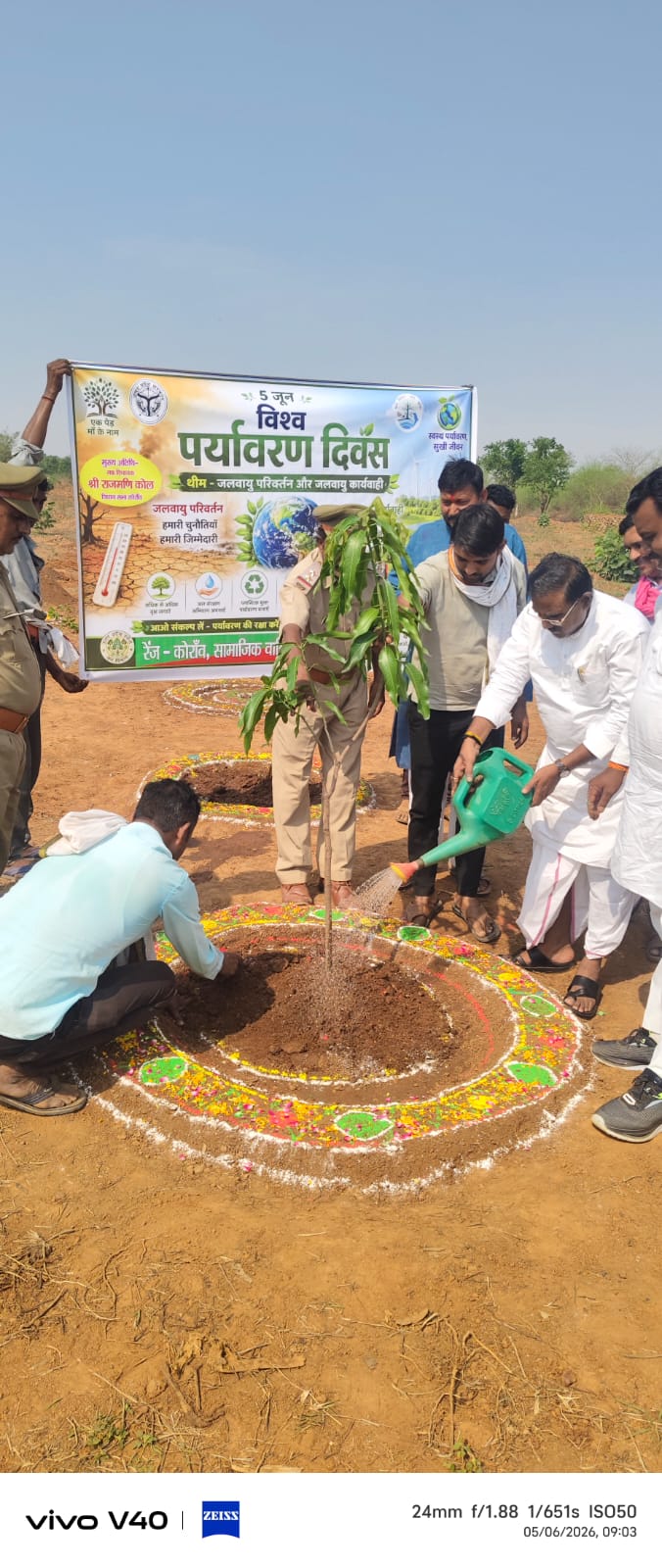 विश्व पर्यावरण दिवस पर पौधरोपण करते हुए जनप्रतिनिधि