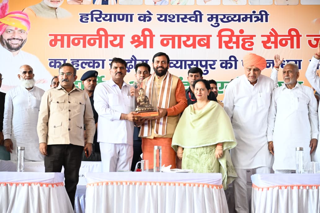 पूर्व कांग्रेसी नेता ऋषिपाल का स्वागत करते हुए हरियाणा के मुख्यमंत्री