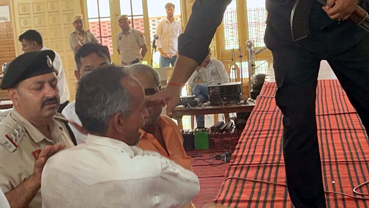 मीटिंग में मंत्री के समक्ष रोते हुए अपनी शिकायत रखता व्यापारी। मीटिंग में मंत्री के समक्ष रोते हुए अपनी शिकायत रखता व्यापारी।