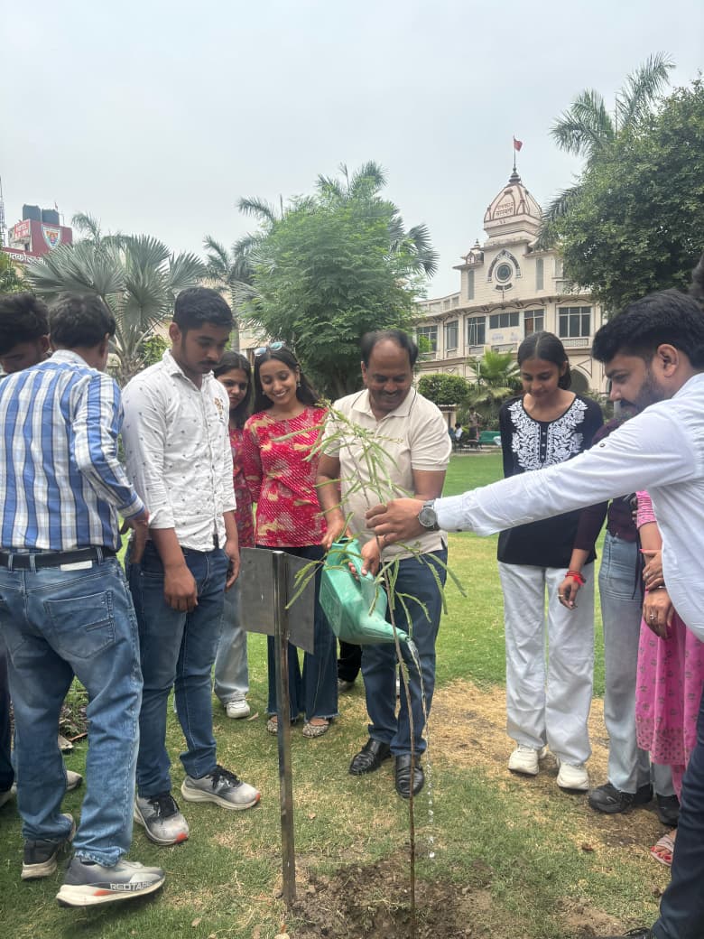 विश्व पर्यावरण दिवस के अवसर पर आर्य कॉलेज में पौधा रोपण करते प्राचार्य डॉ जगदीश गुप्ता