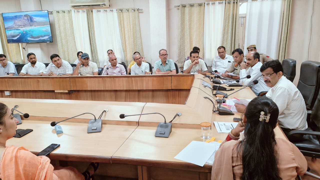 नीट परीक्षा को लेकर अधिकारियों को दिशा-निर्देश देते हुए एडीसी प्रदीप कुमार।