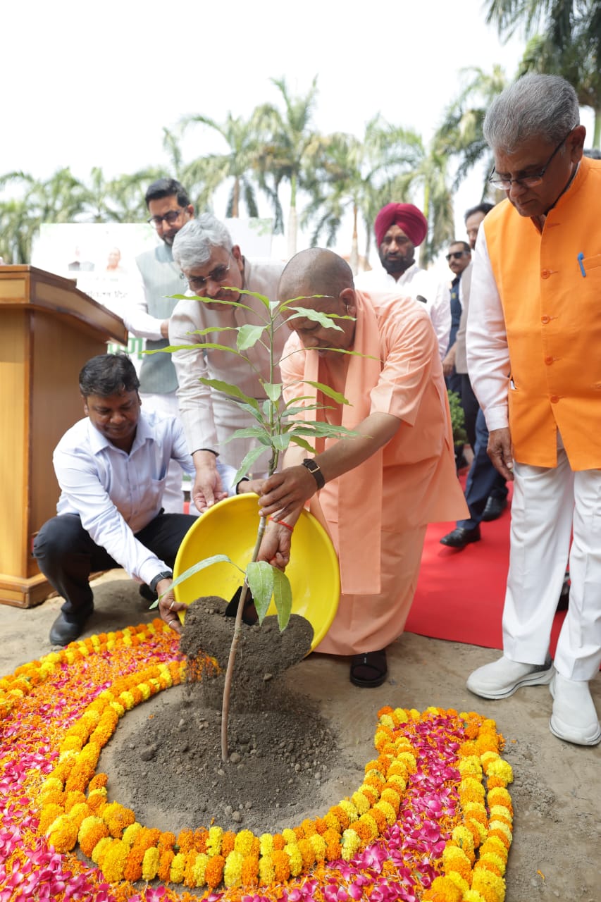 पौधरोपण करते मुख्यमंत्री