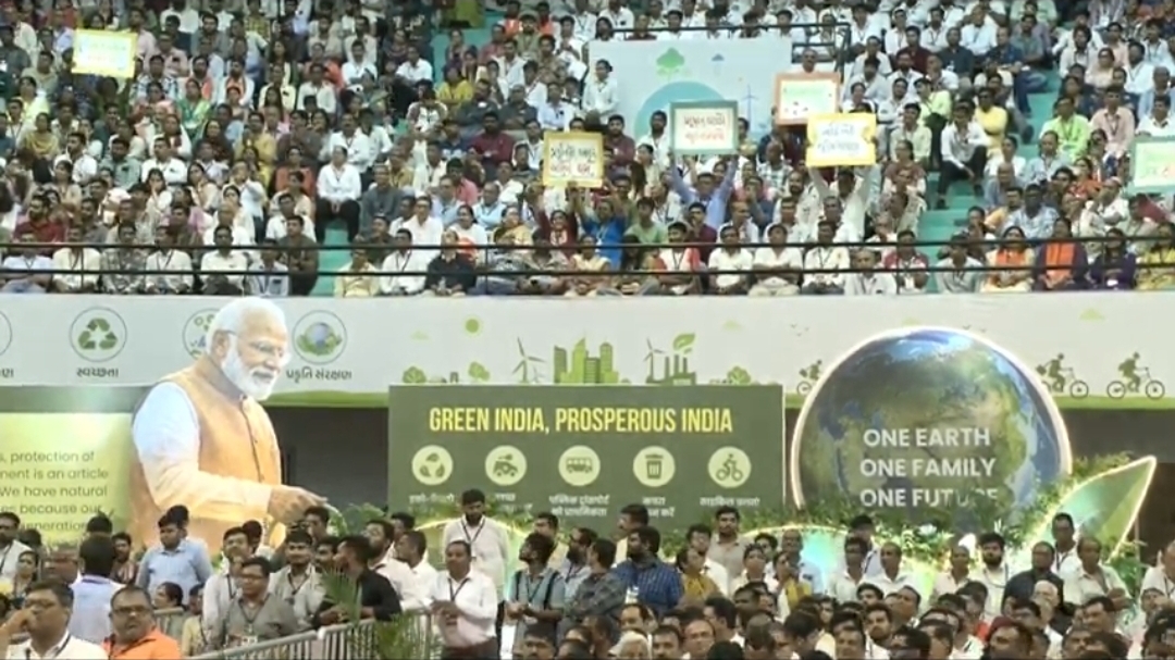 सूरत में पीएम नरेन्द्र मोदी को सुनने पहुँचे कार्यकर्ता