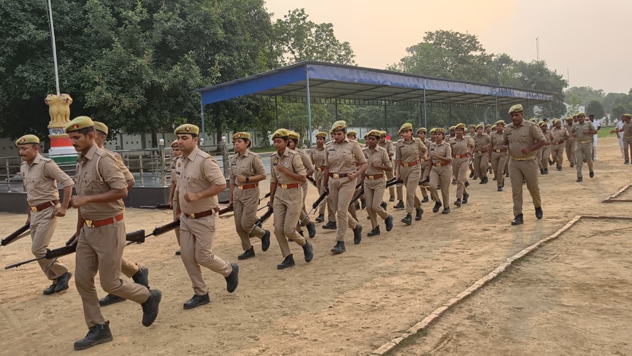 फोटो निरीक्षण करते
