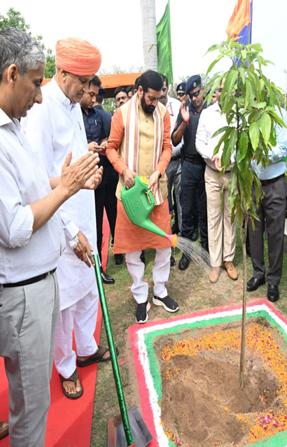 हरियाणा के मुख्यमंत्री नायब सैनी पंचकूला में पाैधाराेपण करते हुए