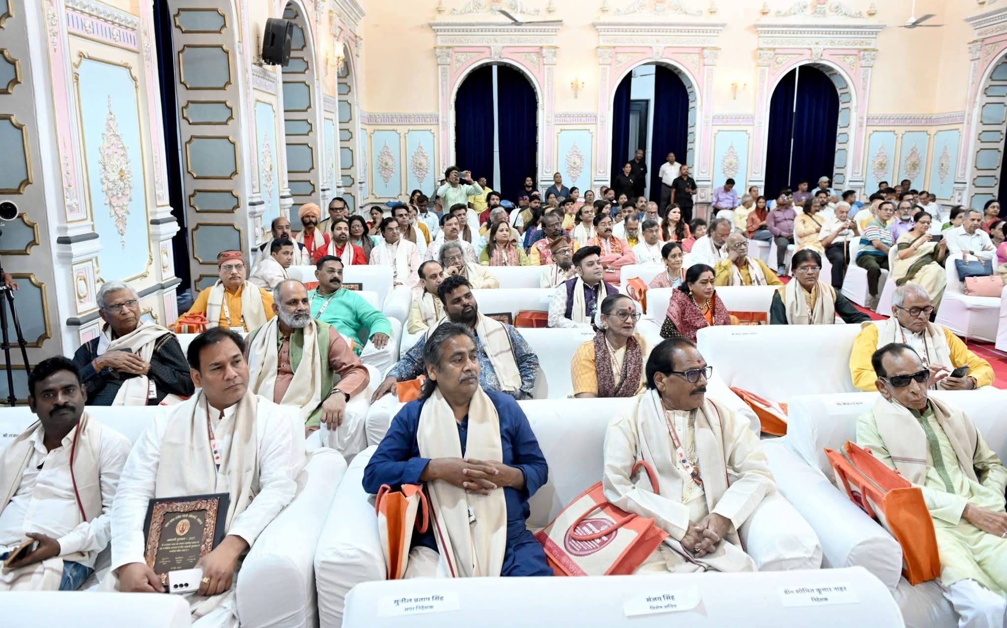 जन भवन में बैठे कलाकार जन भवन में बैठे कलाकार